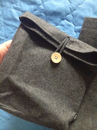 Borsa in materiale tipo feltro grigio scuro