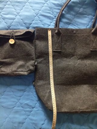 Borsa in materiale tipo feltro grigio scuro