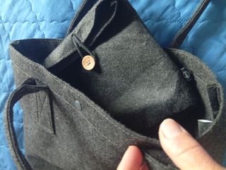 Borsa in materiale tipo feltro grigio scuro