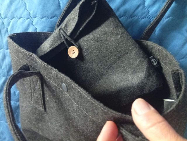 Borsa in materiale tipo feltro grigio scuro