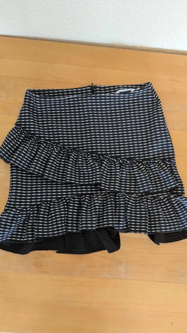 Falda azul marino y blanca con volantes