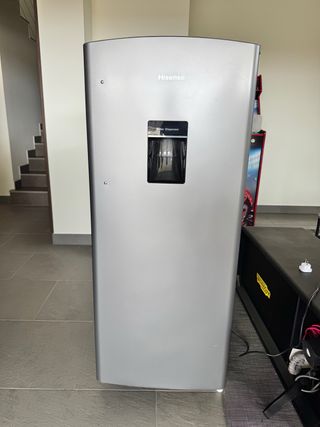 Nevera Hisense con dispensador
