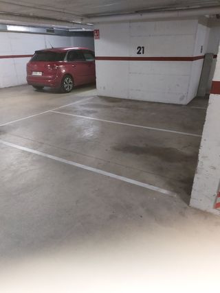 Plaza parking coche pequeño o motos.