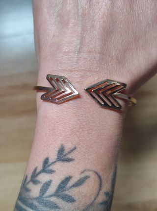 Pulsera dorada flechas