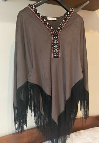 Poncho con flecos y abalorios