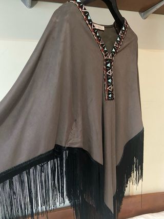 Poncho con flecos y abalorios