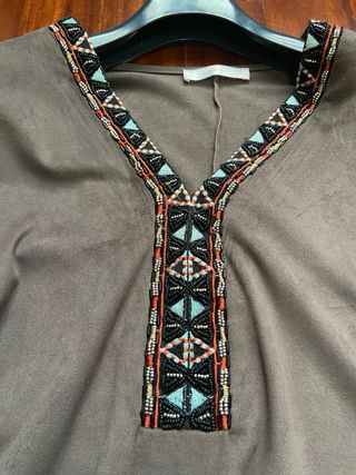 Poncho con flecos y abalorios