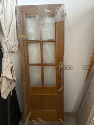 Puerta interior madera 6 cristales tengo 2 unidads