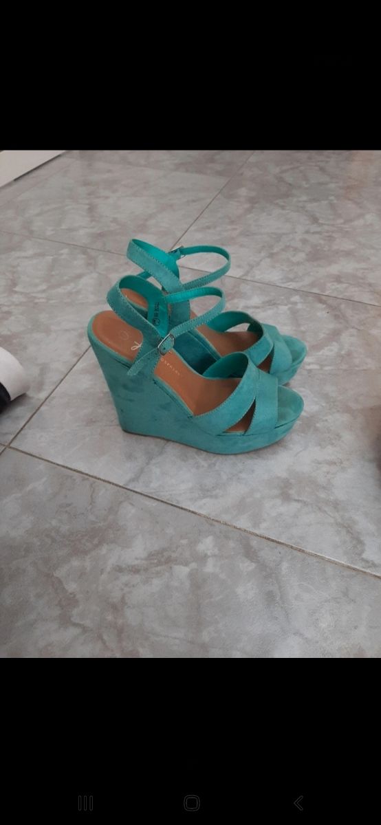 Sandalias cuña beige y turquesa