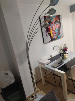 Lámpara de pie 5 brazos metal casi nueva y moderna