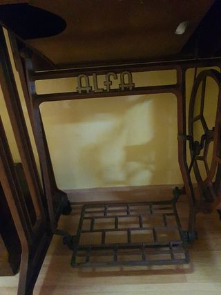 Máquina coser alfa antigua muy bien conservada