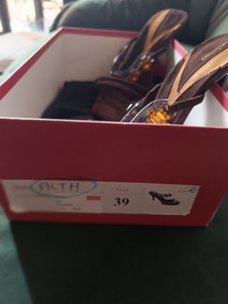 Sandalias Valentino ante marrón con pedrería naran