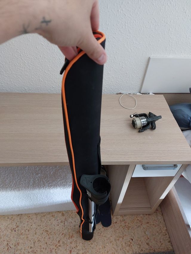 Custodia per canna da pesca più pungente e un mulinello