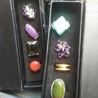 Anillos de piedras semipreciosas.