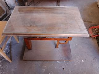 Mesa pequeña antigua con las letras M y P abajo,