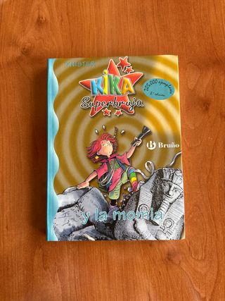 Kika Superbruja y la momia (Spanish Edition)