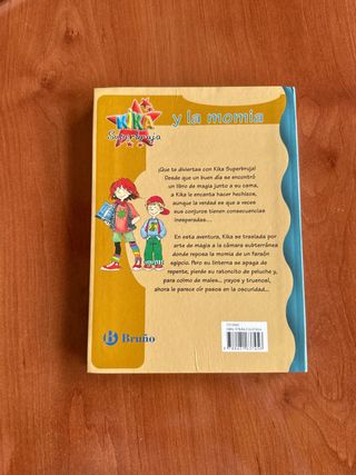 Kika Superbruja y la momia (Spanish Edition)