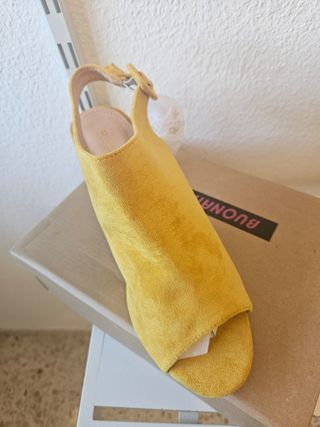 Sandalias amarillas tacón 