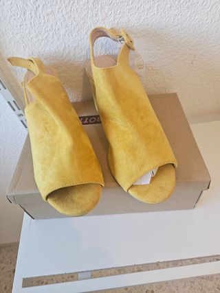 Sandalias amarillas tacón 