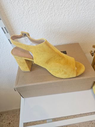Sandalias amarillas tacón 