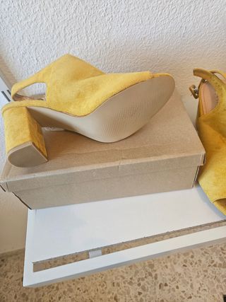 Sandalias amarillas tacón 