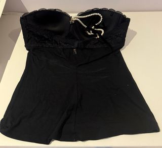 Camiseta con sujetador visto