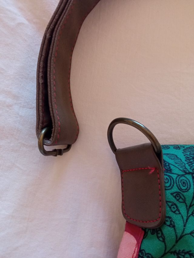 Bolso Desigual marrón multicolor. Está impecable.