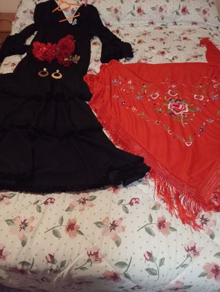 Traje Flamenco Negro y Mantón Rojo