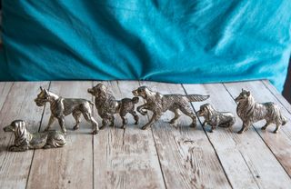 Figuras de metal de perros