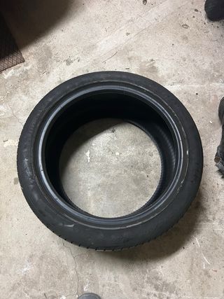 Neumatico Pirelli Pzero 275/40/19.
