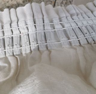 Cortinas vintage en color blanco roto.