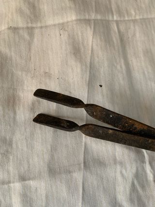 Tenazas antiguas de metal