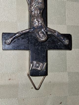 Crocifisso antico in legno scuro