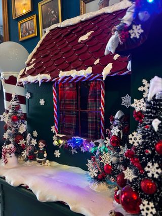 Mueble Antiguo transformado en casa de Navidad