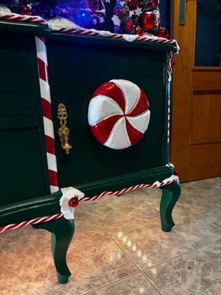 Mueble Antiguo transformado en casa de Navidad