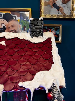 Mueble Antiguo transformado en casa de Navidad