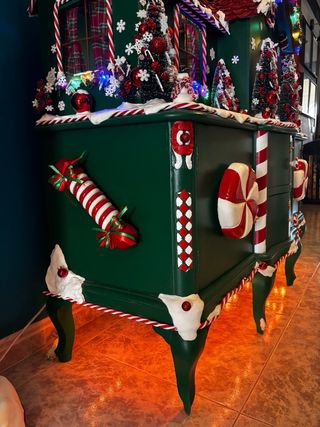 Mueble Antiguo transformado en casa de Navidad