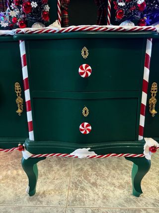 Mueble Antiguo transformado en casa de Navidad