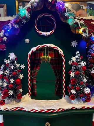 Mueble Antiguo transformado en casa de Navidad