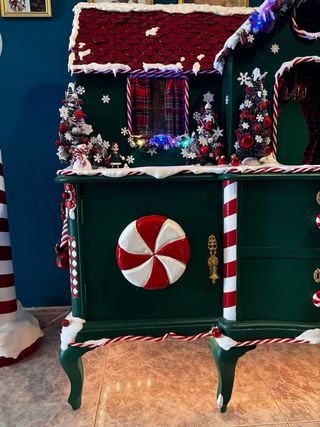 Mueble Antiguo transformado en casa de Navidad