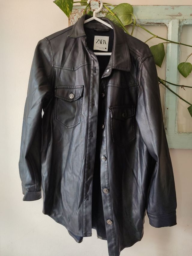 Chaqueta Zara polipiel negra