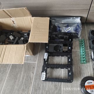 Placchette e scatole elettriche