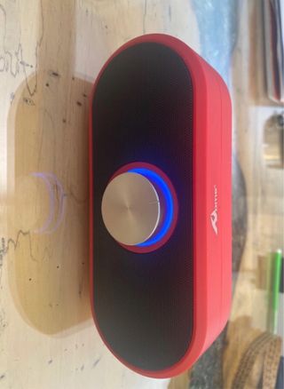 Altavoz inalámbrico rojo