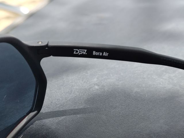 Gafas de sol, lente semi transparente.