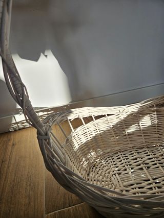 Cesta mimbre blanca eventos de Navidad