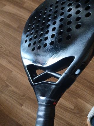 Pala pádel Nox Attack pintada por cambio de marca