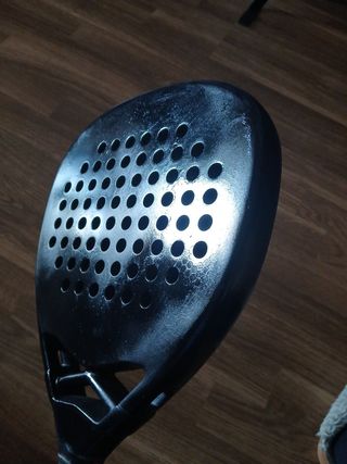 Pala pádel Nox Attack pintada por cambio de marca