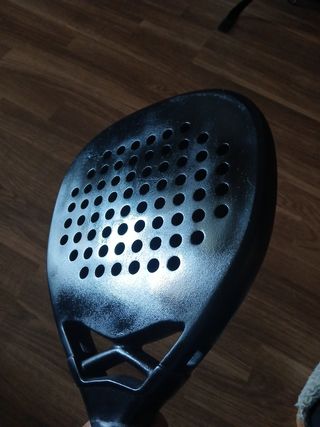 Pala pádel Nox Attack pintada por cambio de marca