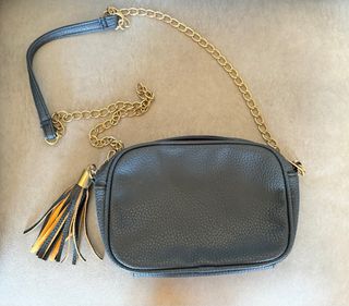 Bolso bandolera azul marinocon cadena dorada