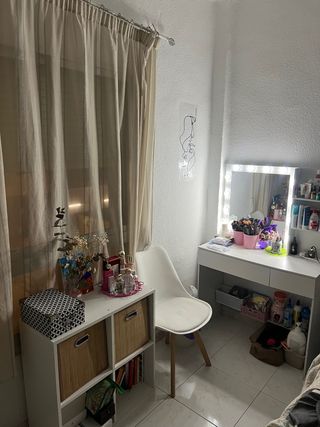 Tocador con espejo +silla y el mueble blanco 
